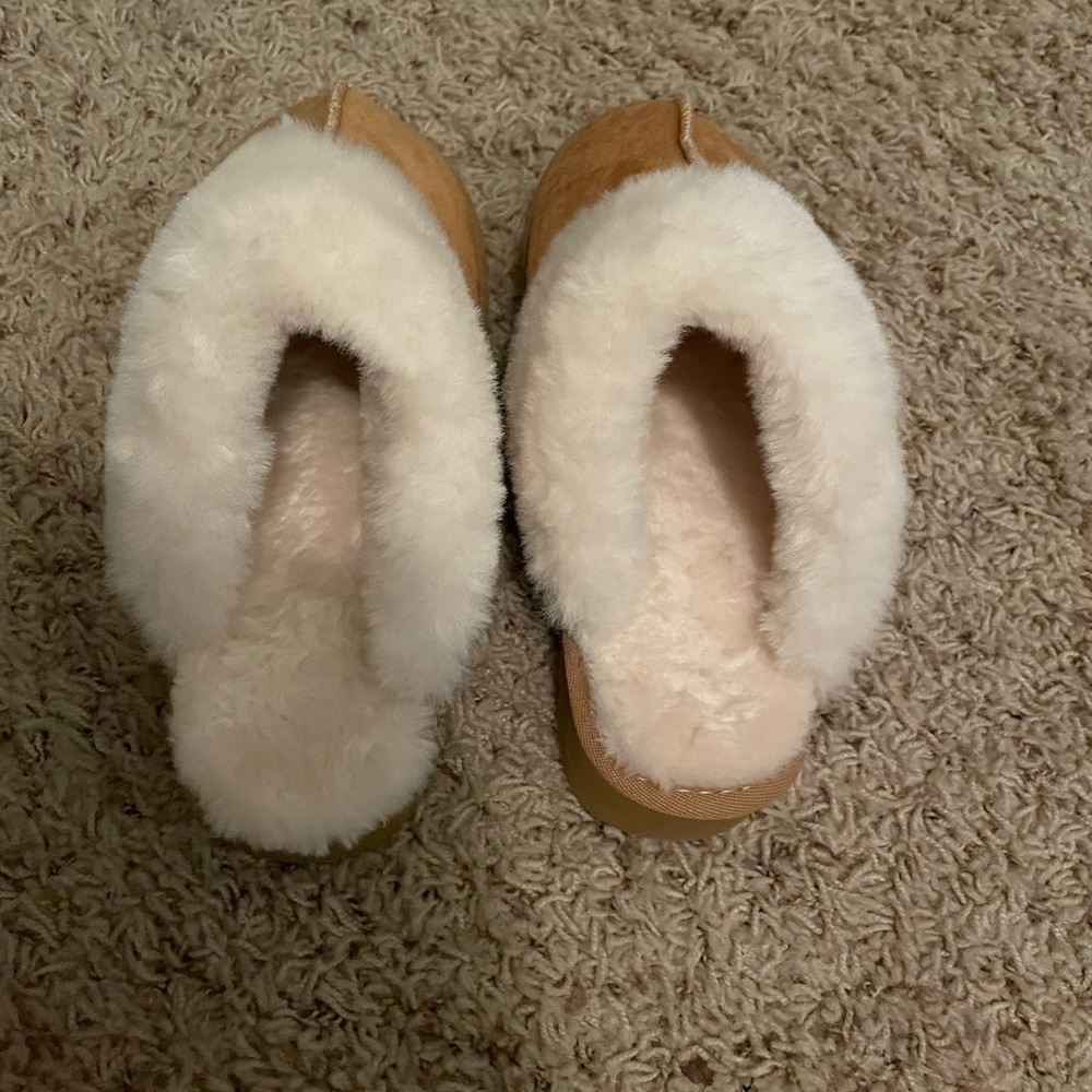 fuzzy uggs sandals